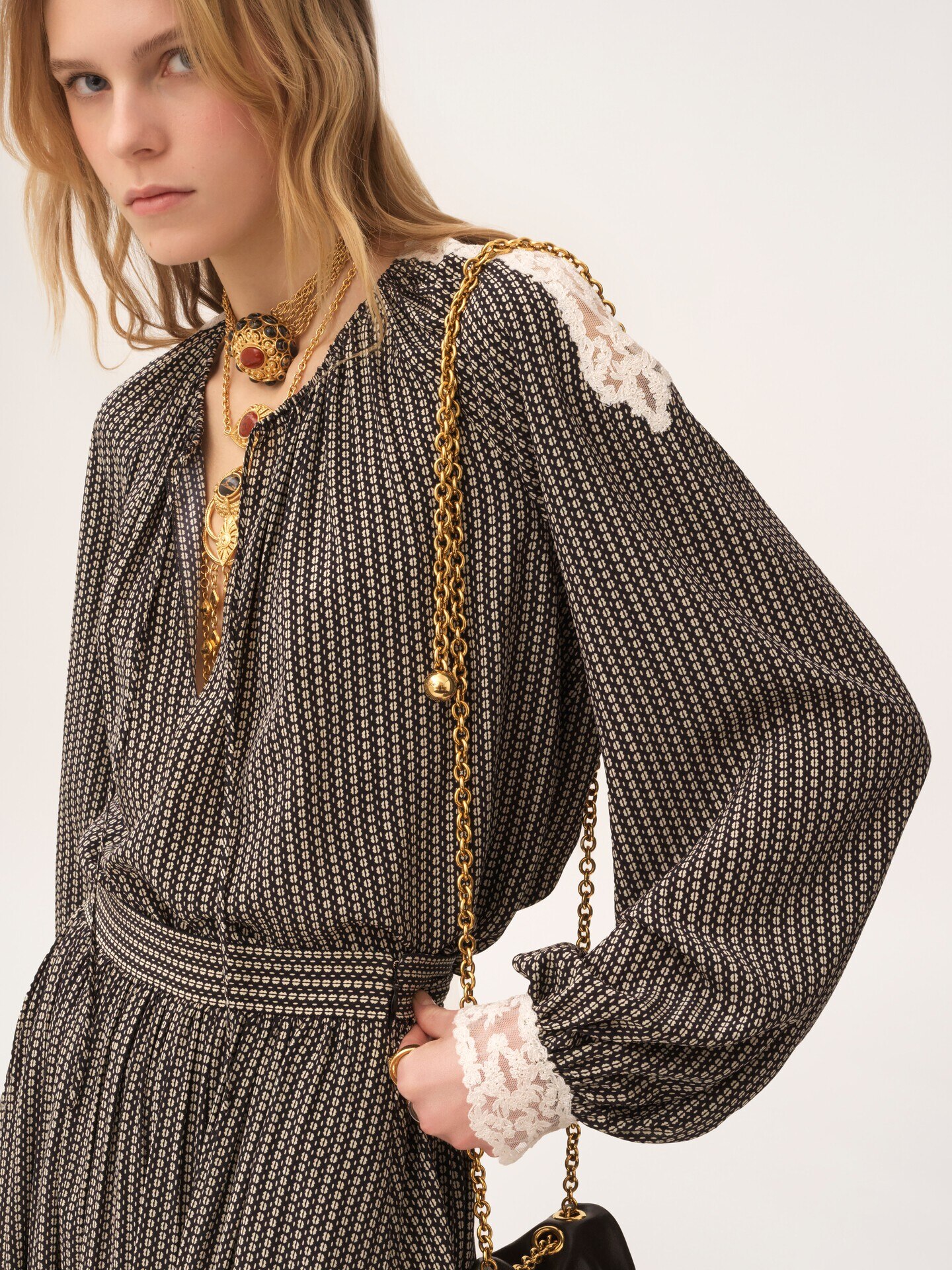 Open-neck top in cr&ecirc;pe de chine & lace - 7