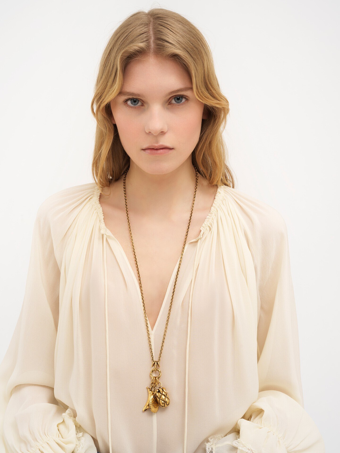 Top fruncido con cuello en&nbsp;V de georgette de seda - 6