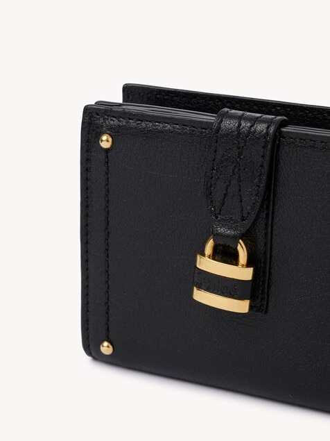 Cartera cuadrada Paddington de cuero granulado