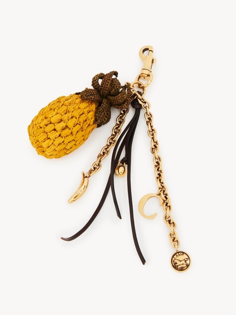 Charm para bolso en forma de pi&ntilde;a de rafia, metal y cuero