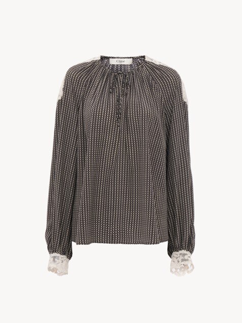 Top de cuello abierto de crep&eacute; de seda china y encaje