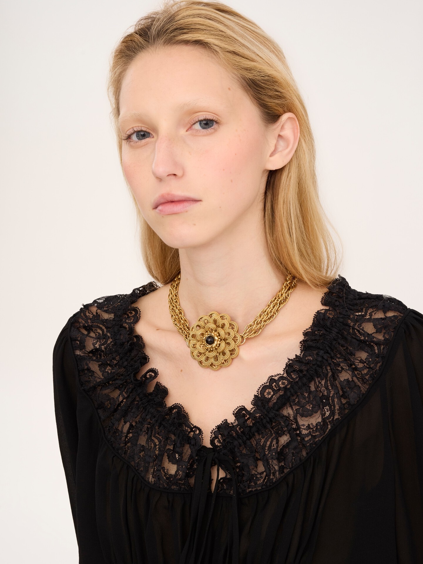 The Chloé Feather choker - 2