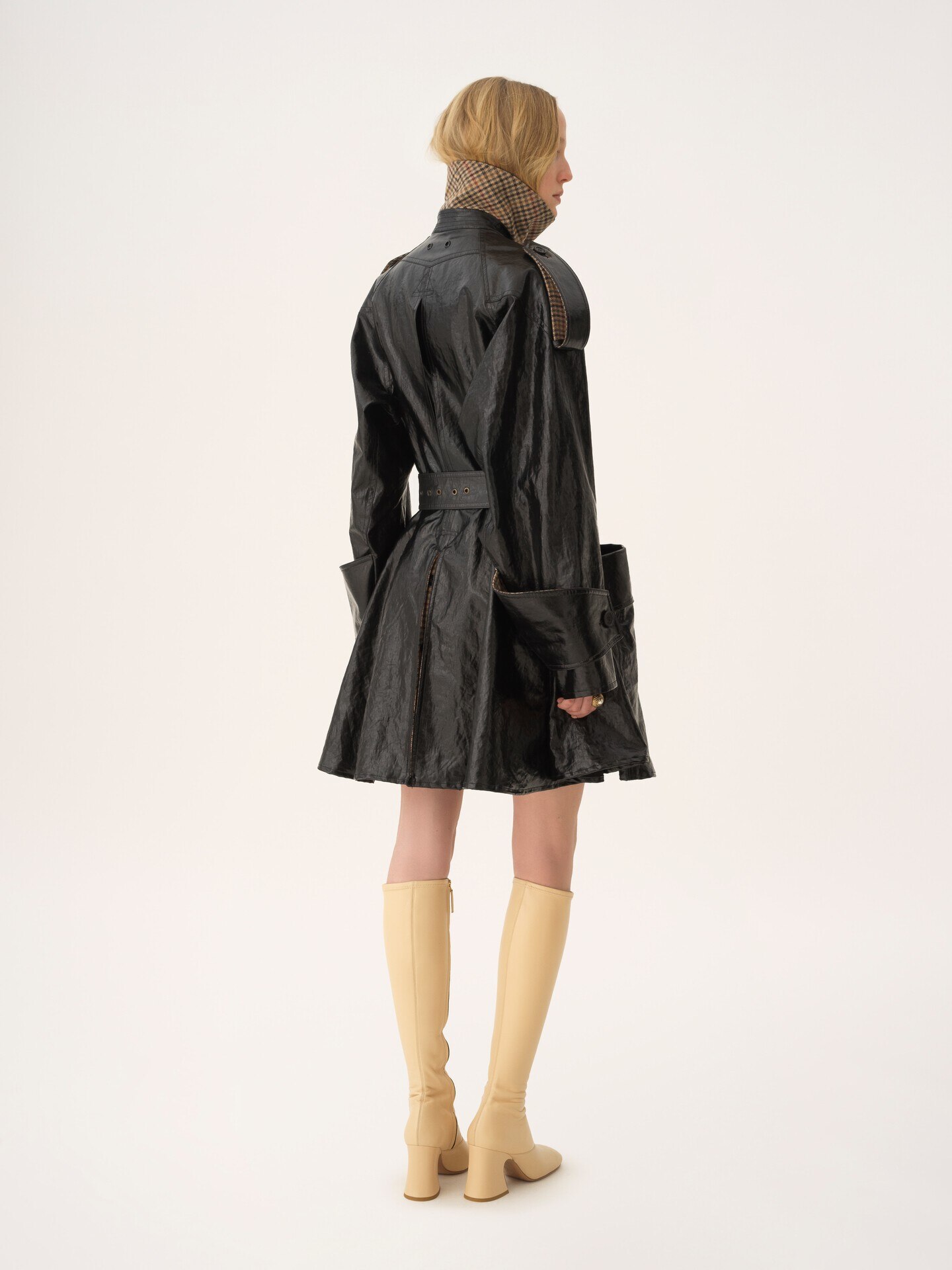 Double-breasted short riding coat in coated linen - 8