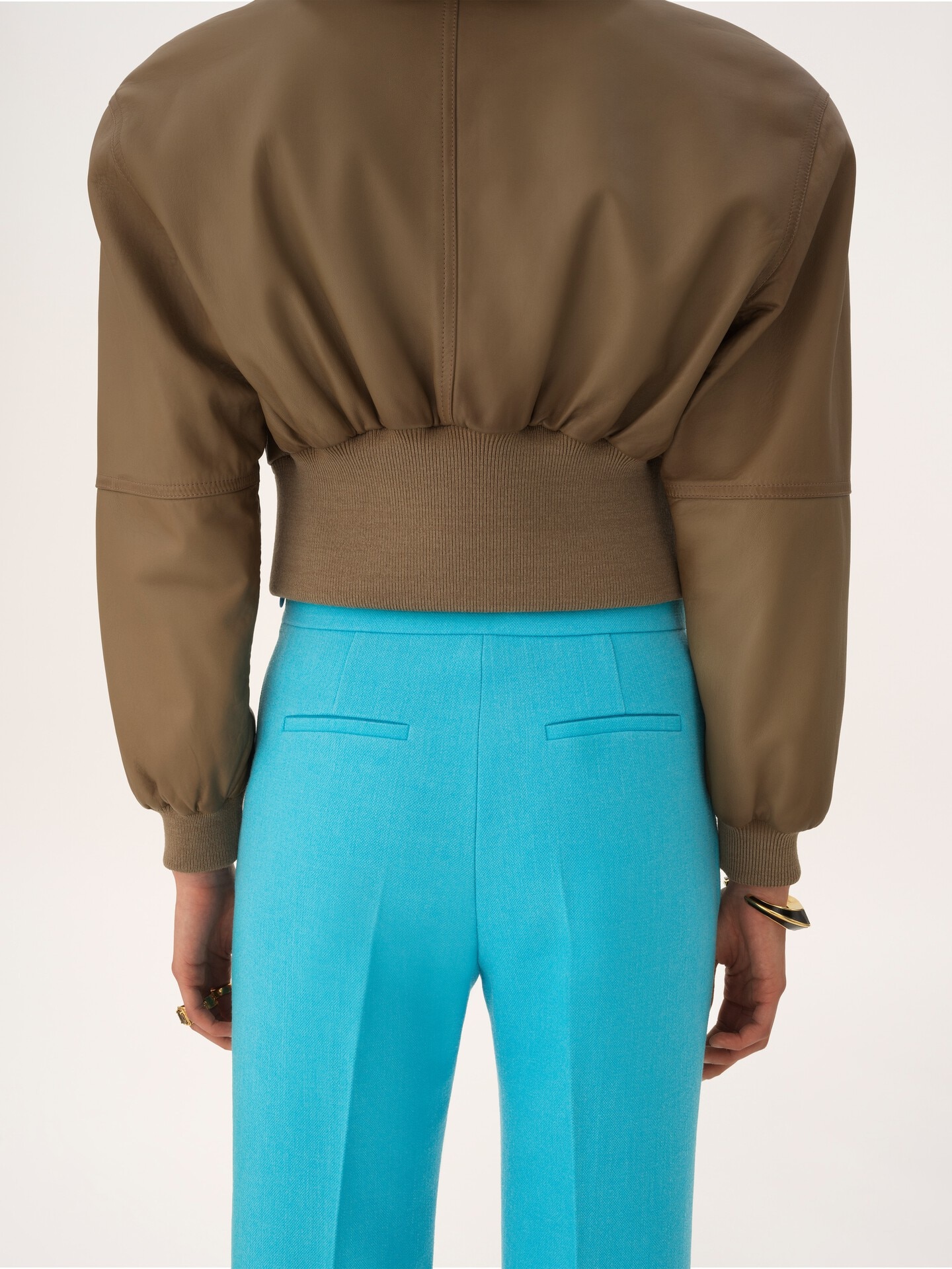 Straight cropped trousers in wool cr&ecirc;pe - 9