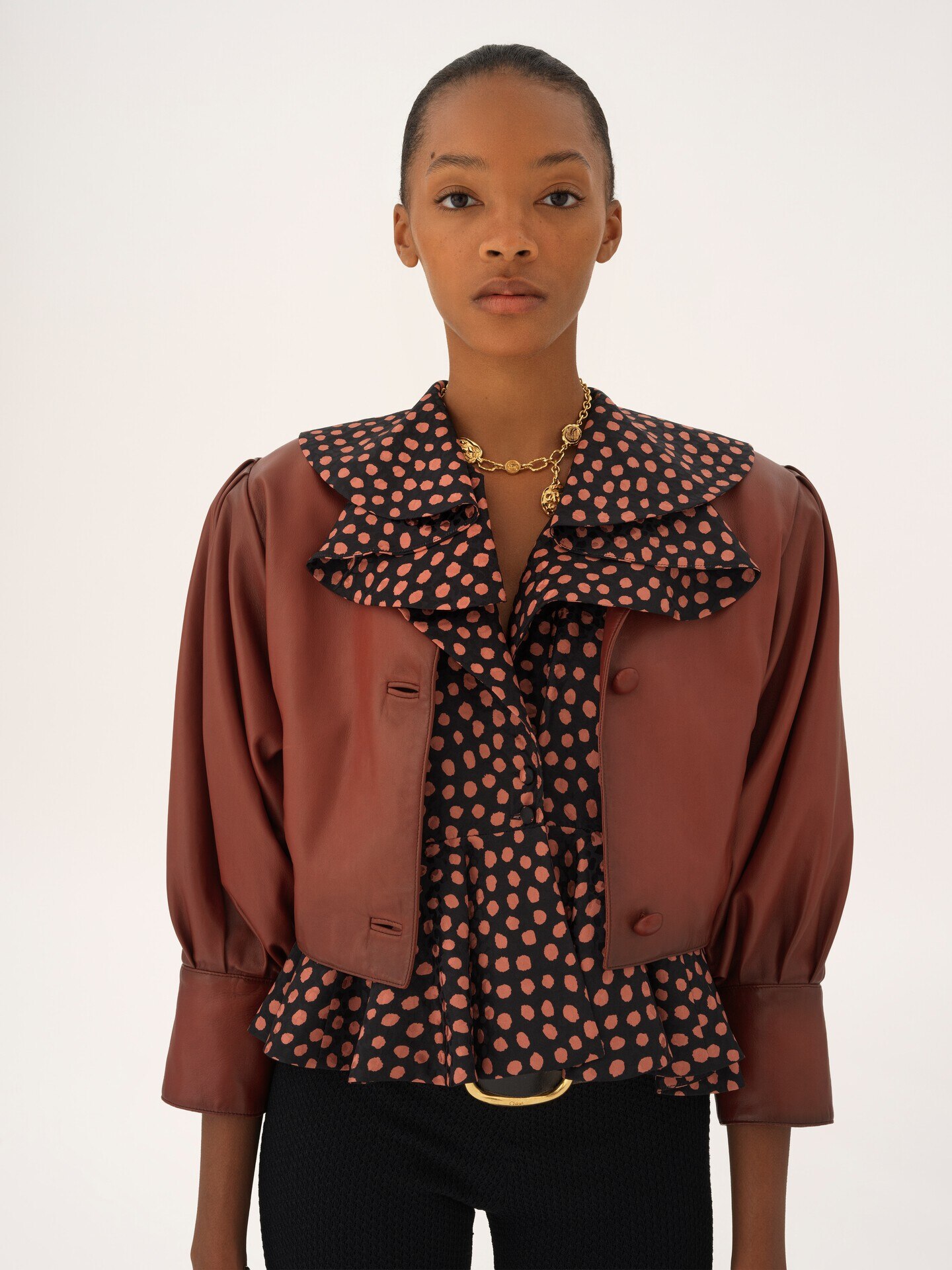 Cropped collarless jacket in leather - 9