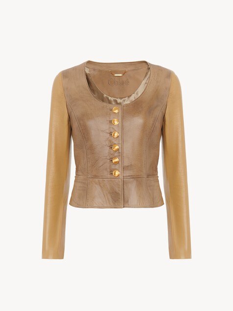 Chaqueta ce&ntilde;ida con cuello redondo de cuero