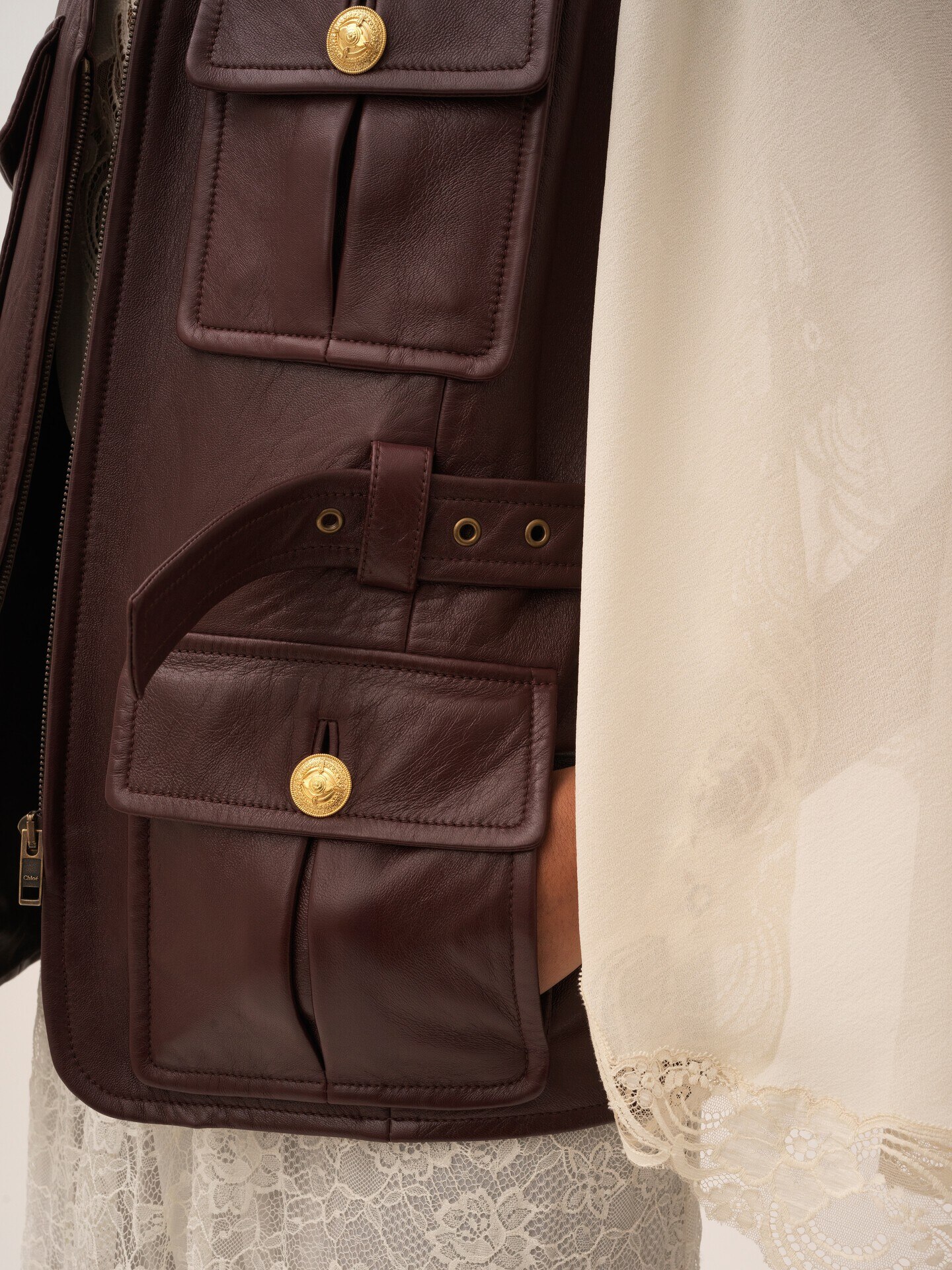 Utilitarian vest in leather - 7