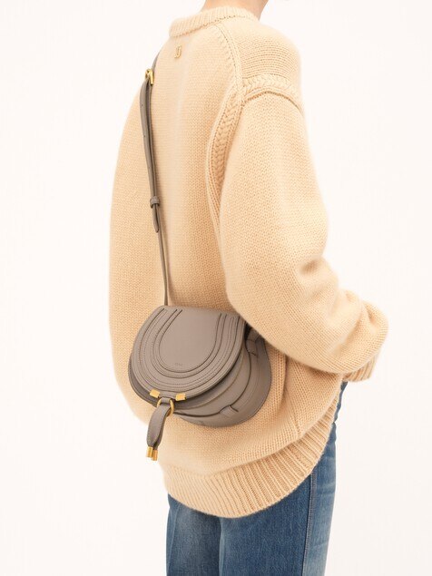 Bolso saddle peque&ntilde;o Marcie de cuero granulado