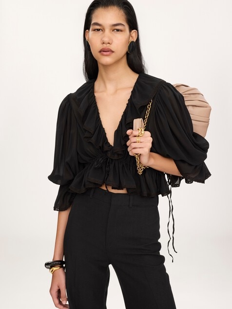 Top cropped con volantes y cuello en&nbsp;V de georgette de seda y encaje