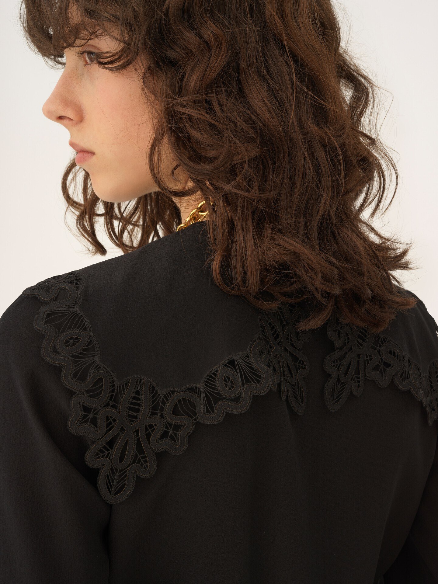 Blusa fluida de crep&eacute; de seda china con encaje - 7