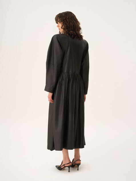 Abrigo largo estilo ecuestre oversize de cuero