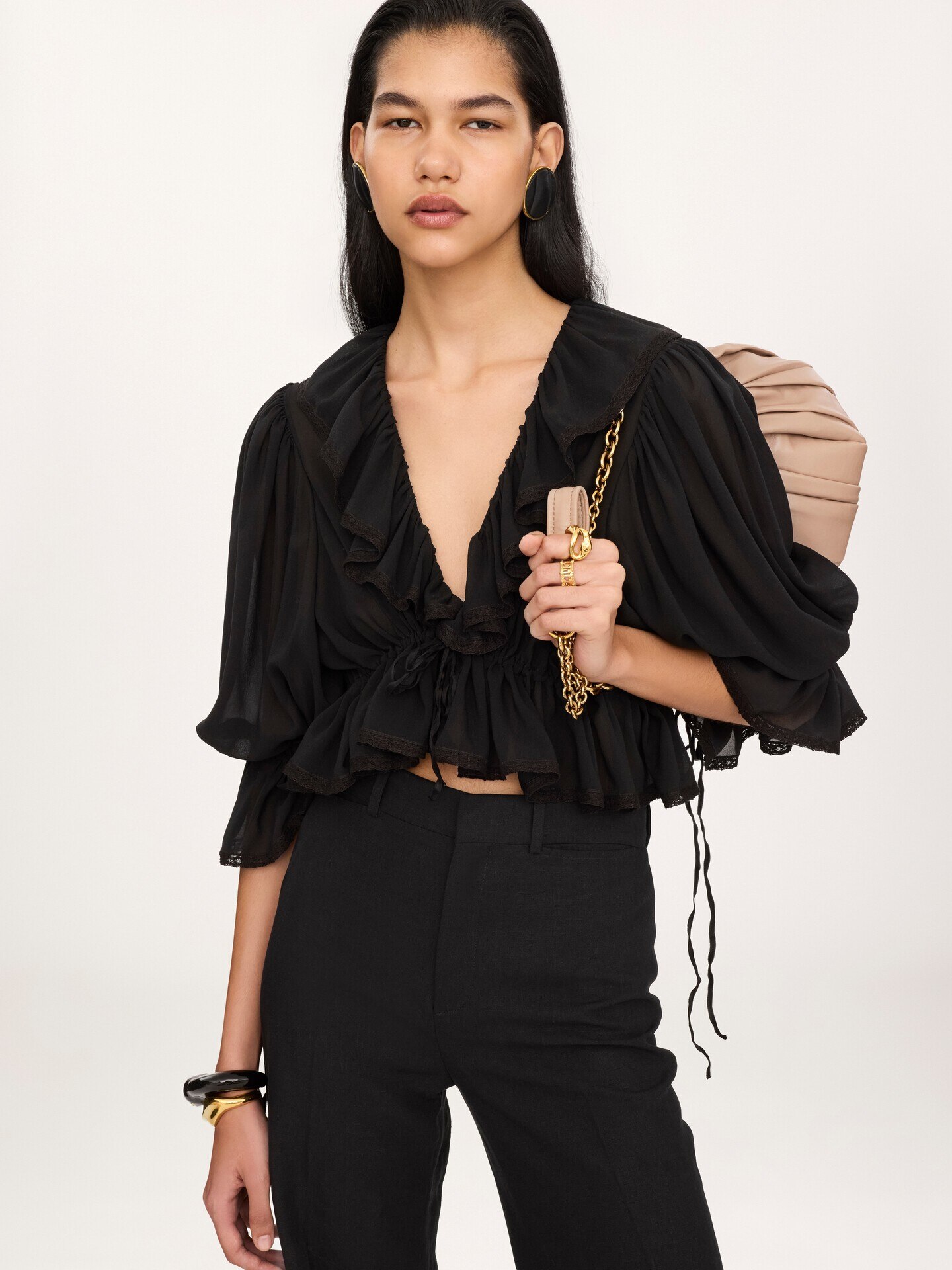 Top cropped con volantes y cuello en&nbsp;V de georgette de seda y encaje - 3