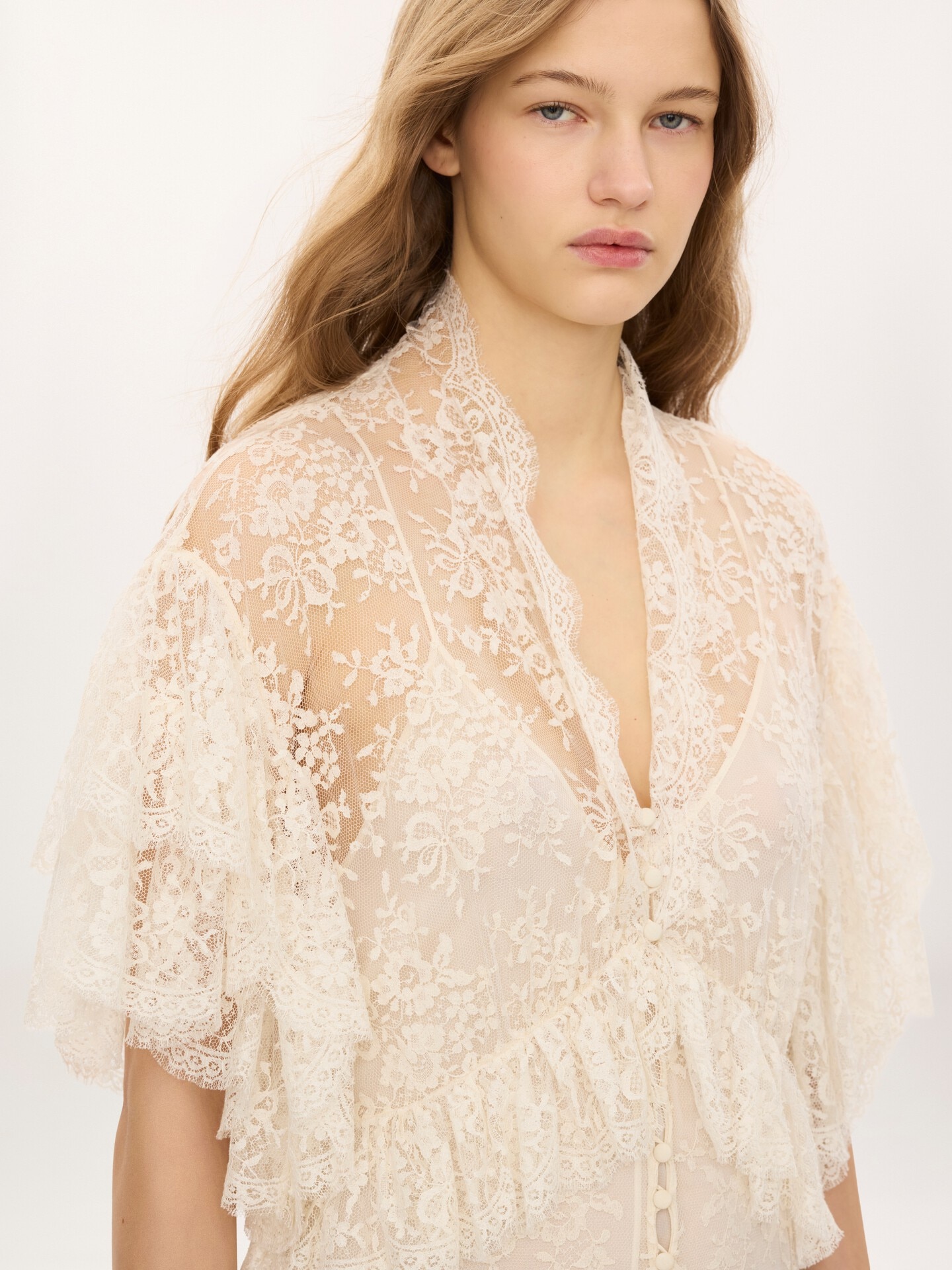 Long ruffled dress in lace - 4