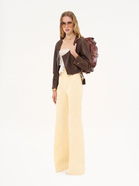 Chaqueta cropped de cuero con cuello redondo