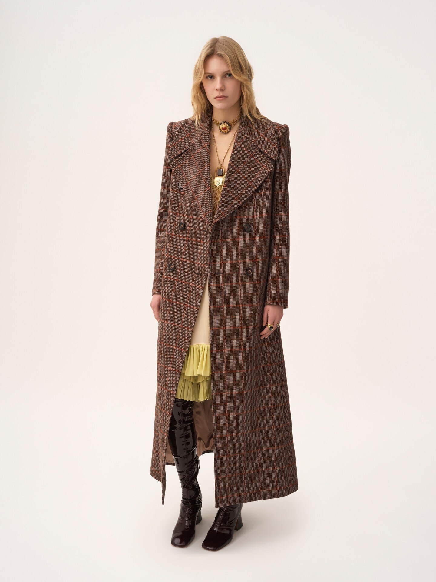 Long double-breasted coat in check wool - 4