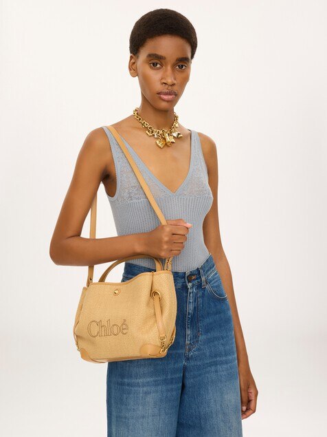 Bolso de doble asa Chlo&eacute; Clover peque&ntilde;o de fibras de efecto rafia