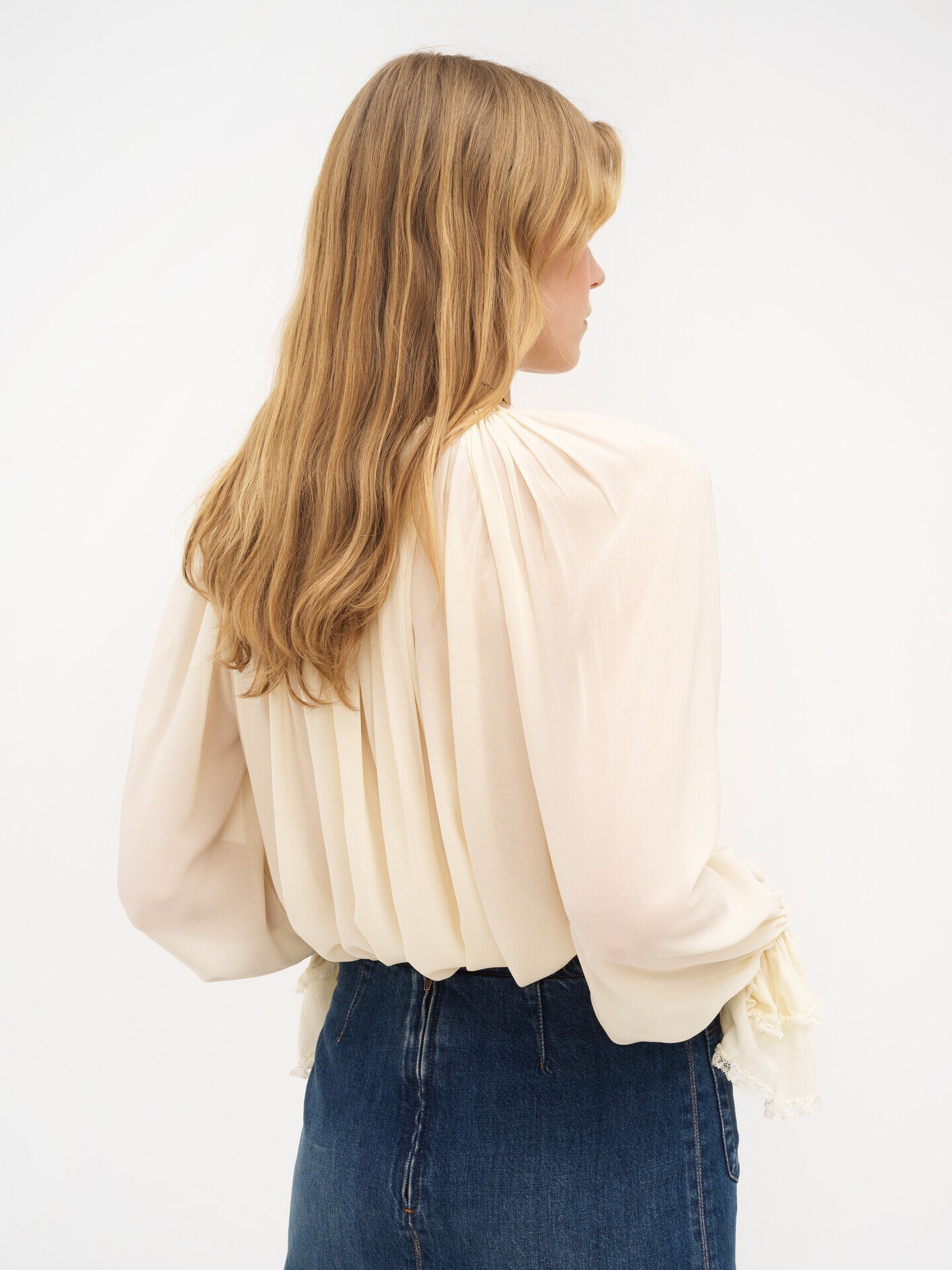 Top fruncido con cuello en&nbsp;V de georgette de seda - 5