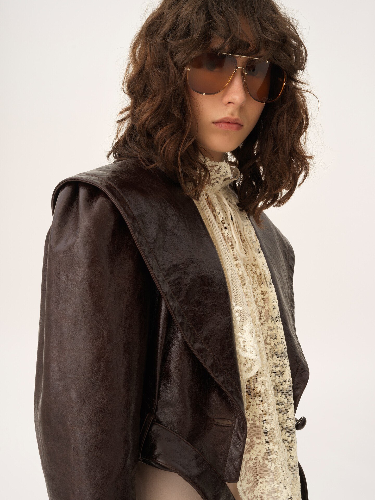 Chaqueta ajustada cropped de cuero - 10