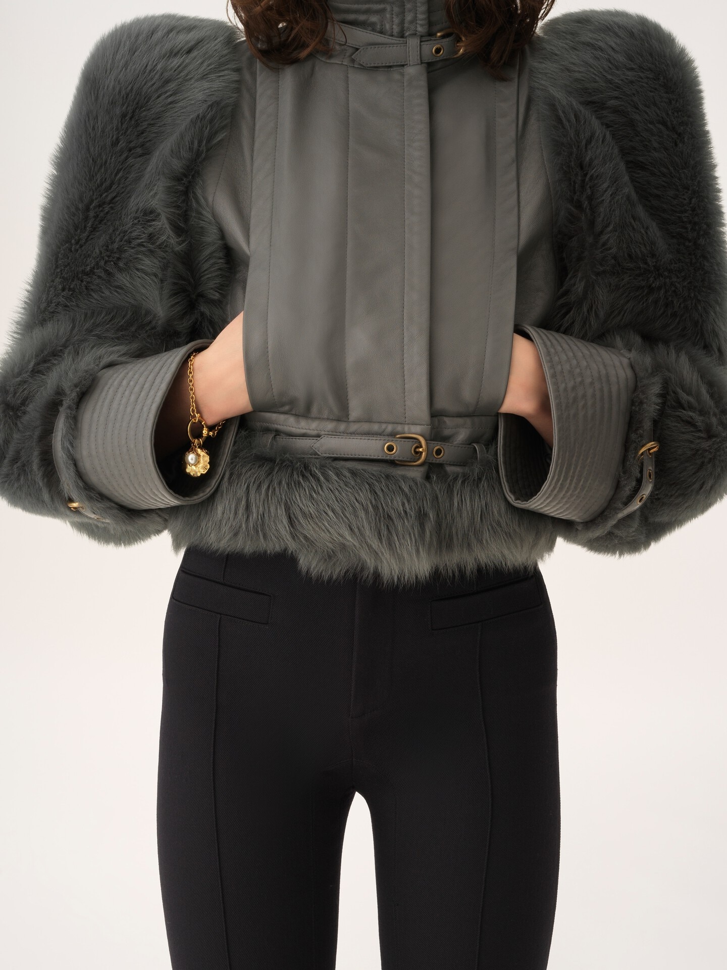 Chaqueta h&iacute;brida de cuello alto de cuero - 10