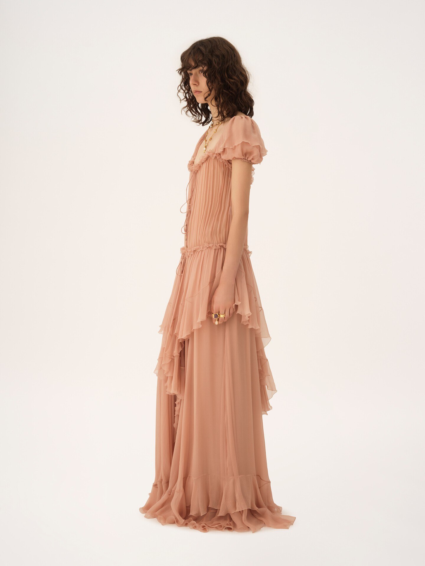Vestido largo fruncido con volantes de muselina de seda - 6