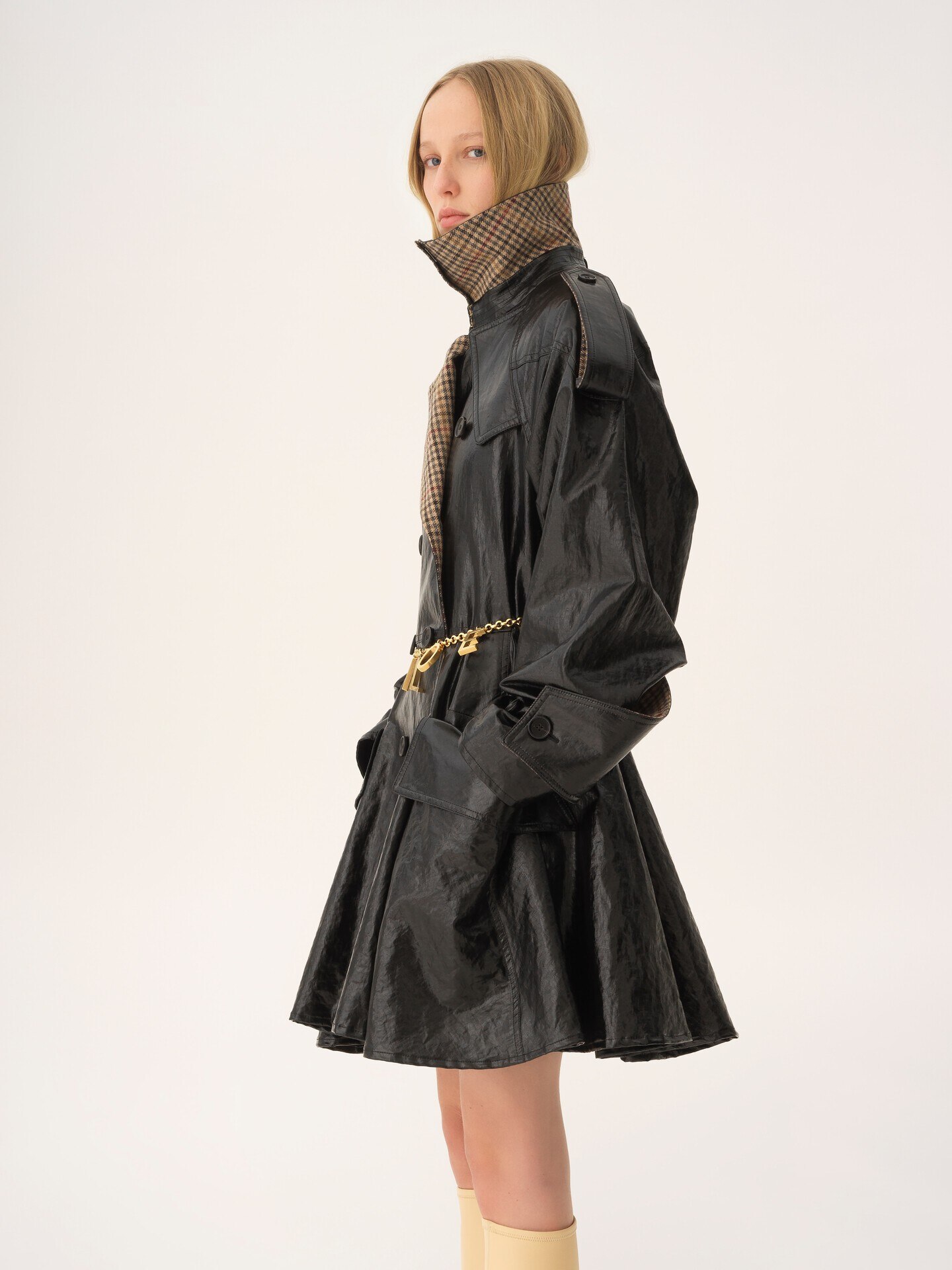 Double-breasted short riding coat in coated linen - 7