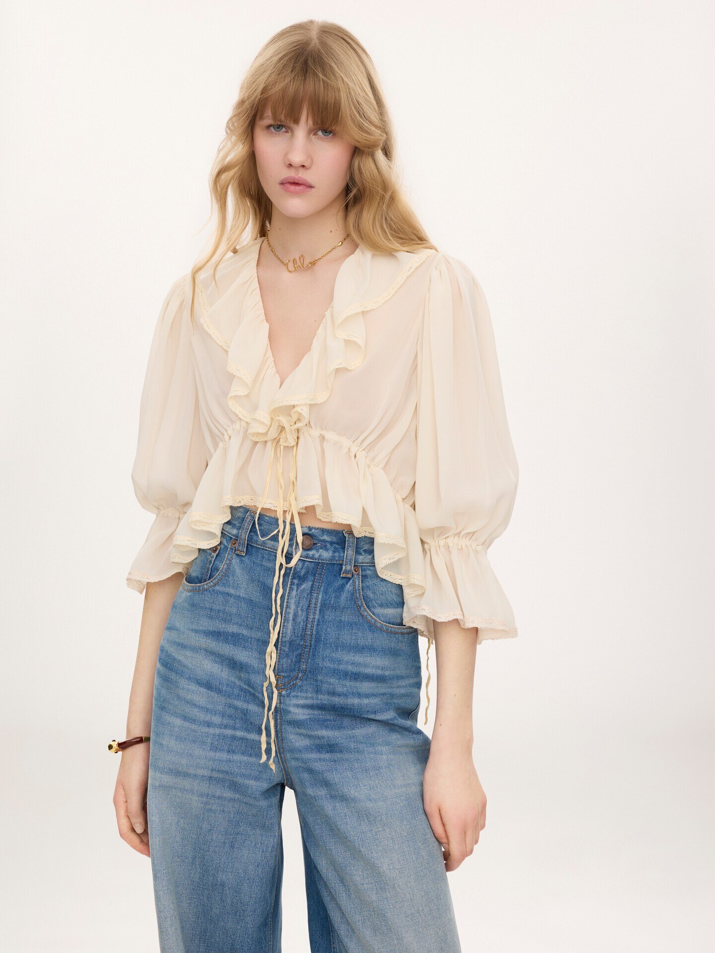 Top cropped con volantes y cuello en&nbsp;V de georgette de seda y encaje - 4