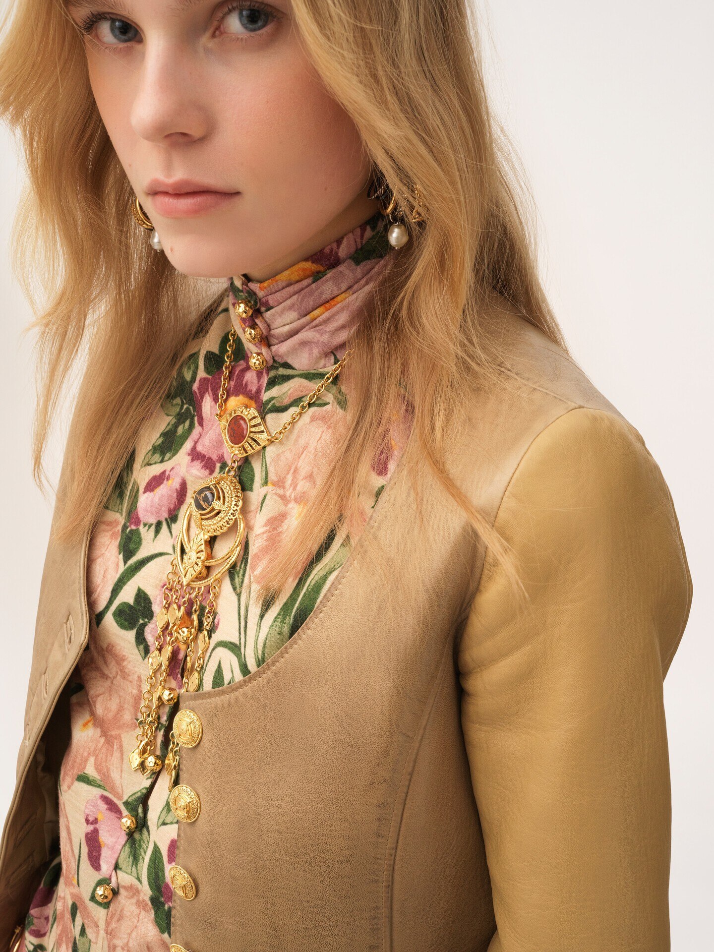 Buttoned mock-neck top in wool jersey - 8