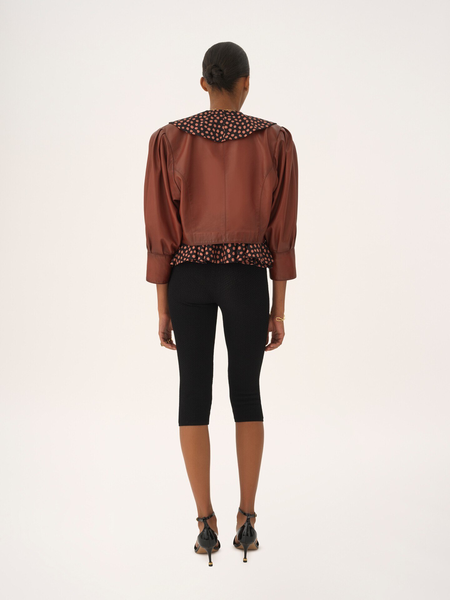 Cropped collarless jacket in leather - 7