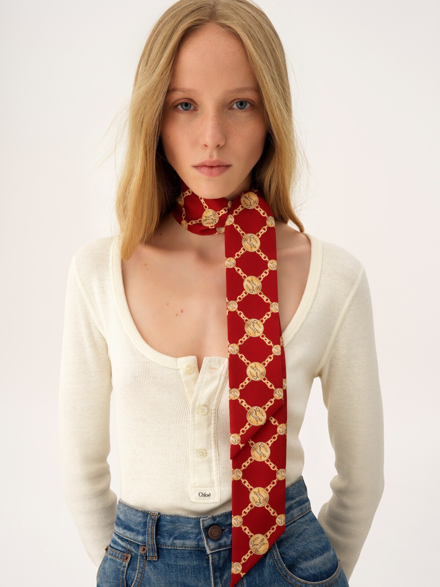 The Chlo&eacute; Horse Medal bandeau scarf in silk twill - 3