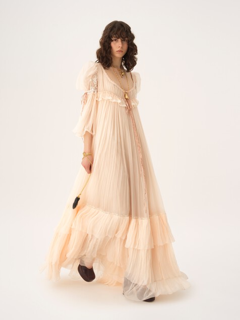 Vestido largo oversize con volantes de muselina de seda y encaje