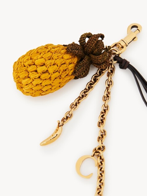 Charm para bolso en forma de pi&ntilde;a de rafia, metal y cuero