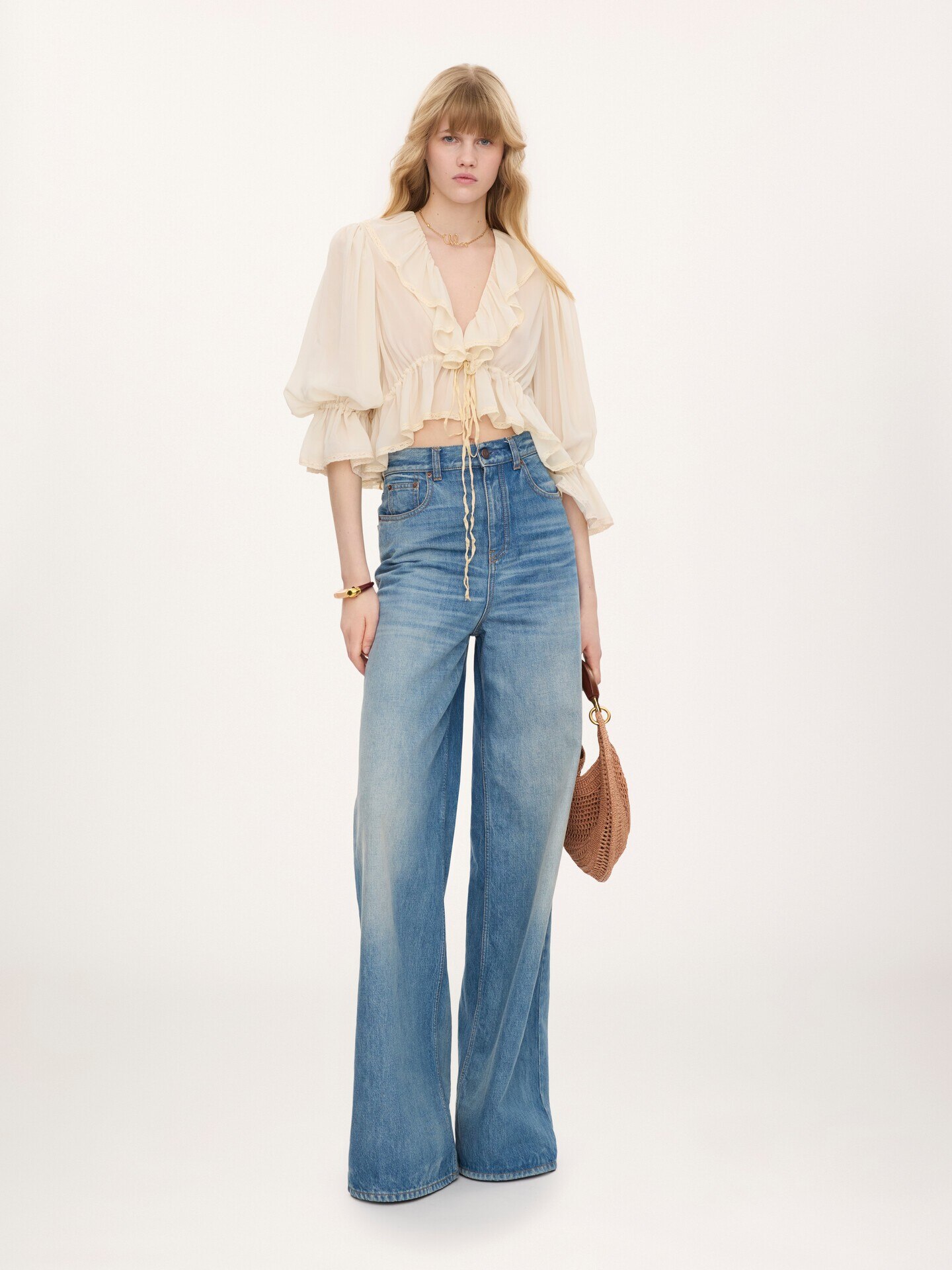 Top cropped con volantes y cuello en&nbsp;V de georgette de seda y encaje - 3
