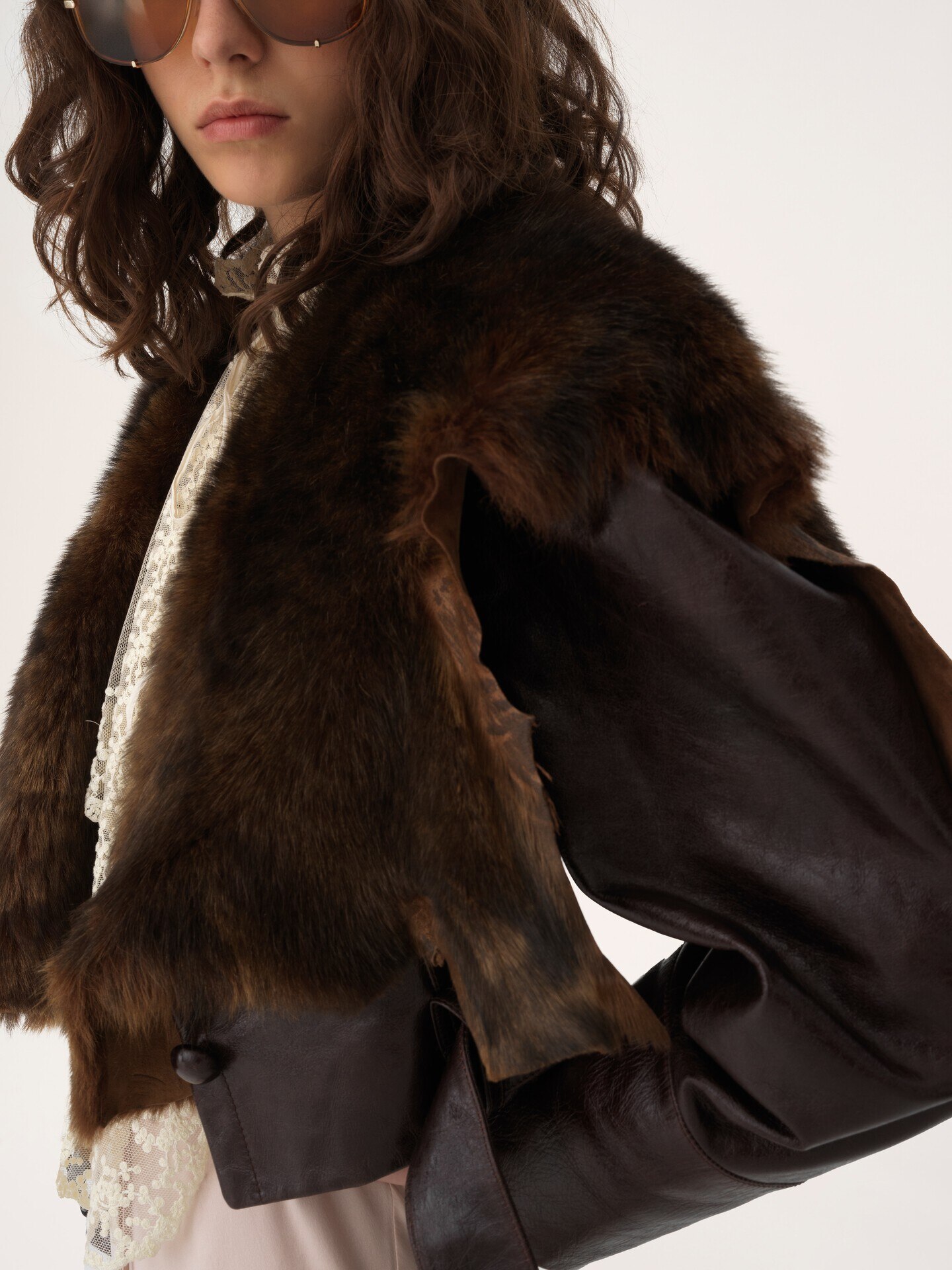 Chaqueta ajustada cropped de cuero - 9