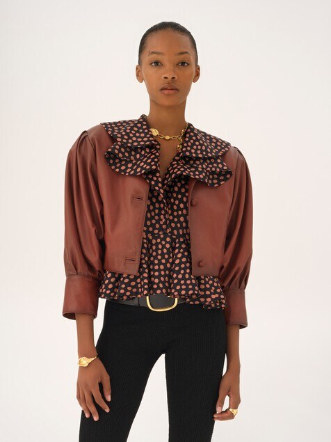 Chaqueta cropped sin cuello de cuero