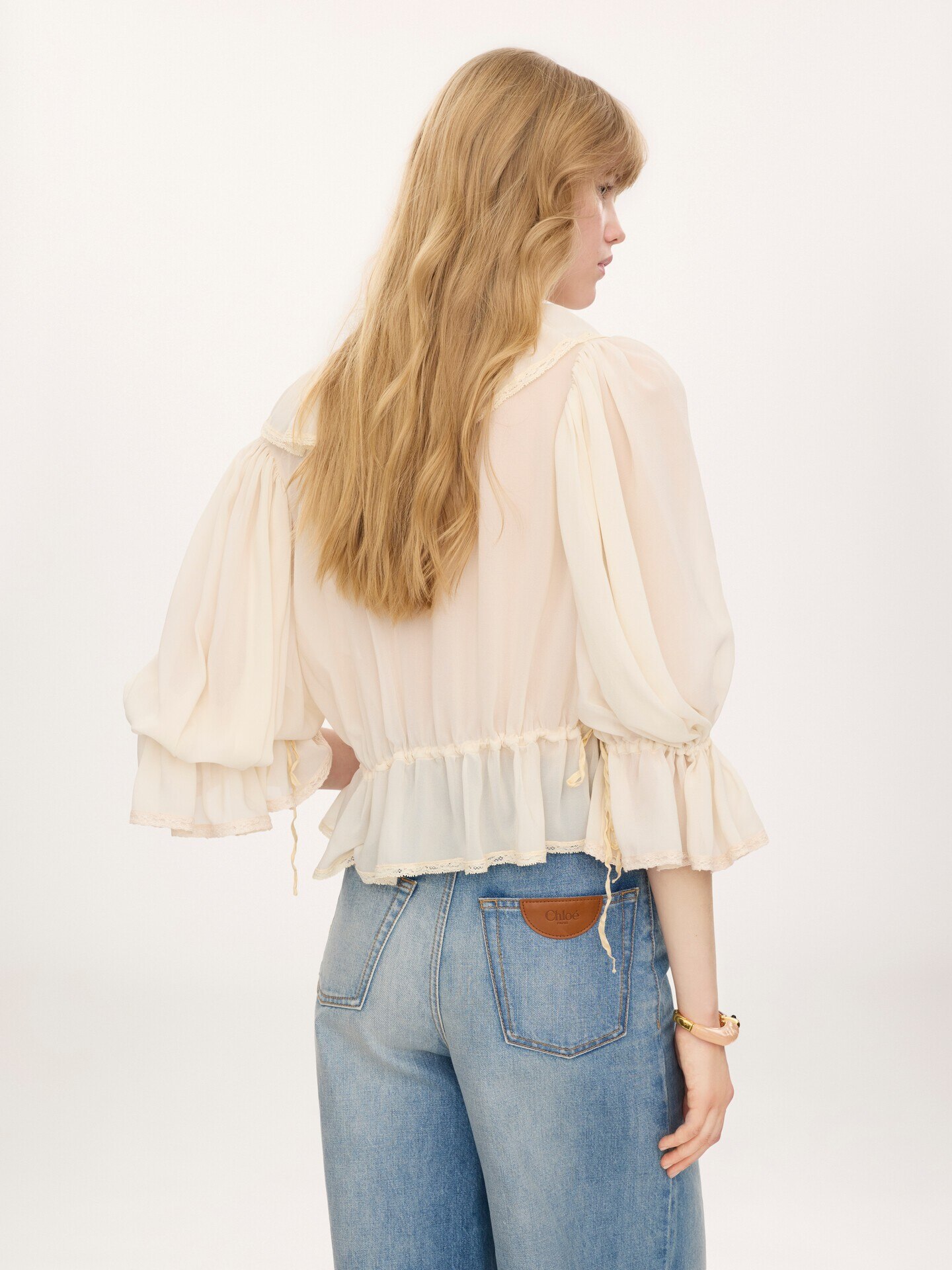 Top cropped con volantes y cuello en&nbsp;V de georgette de seda y encaje - 5