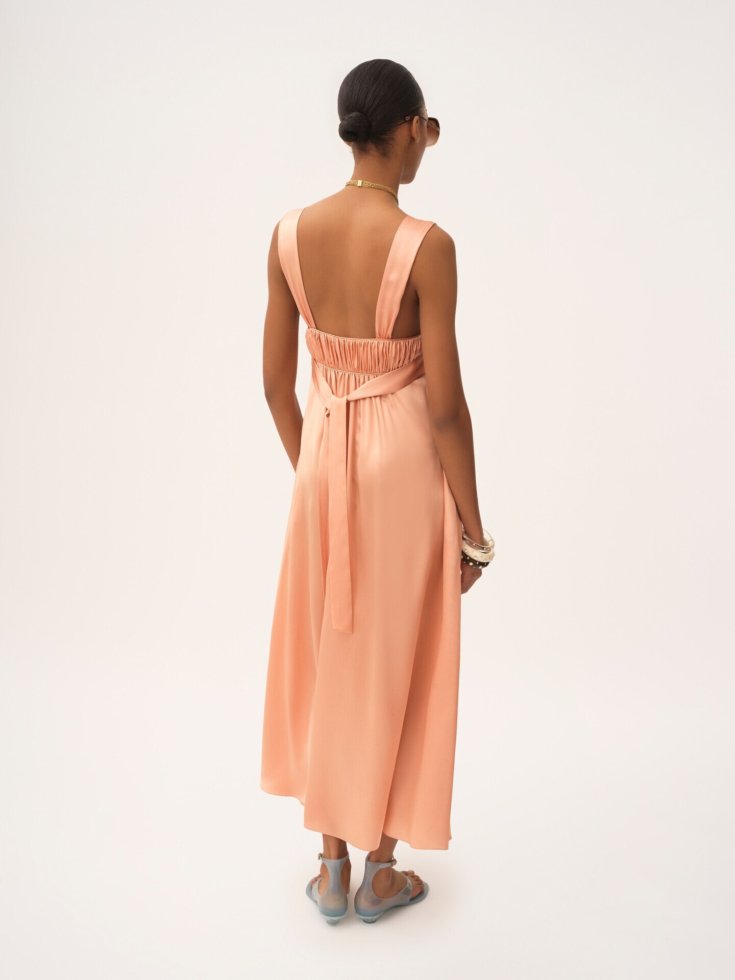 Sleeveless ruched long dress in silk satin - 4
