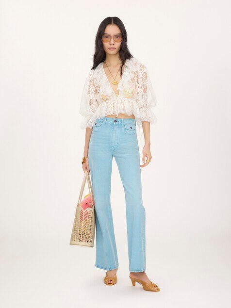 Top cropped de encaje con cuello en V y volantes
