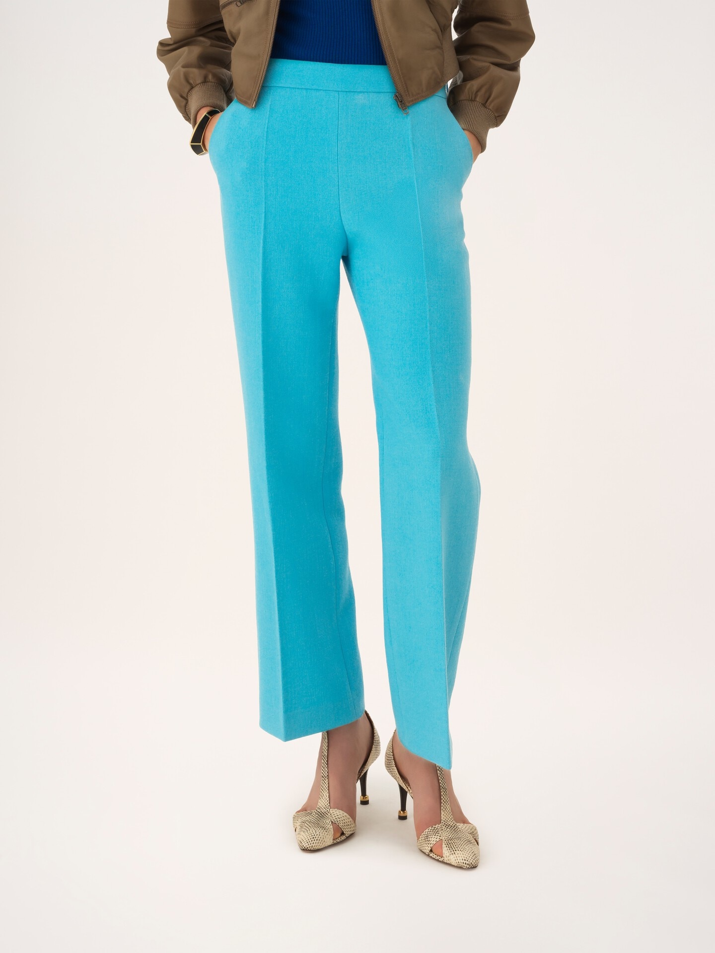 Straight cropped trousers in wool cr&ecirc;pe - 6