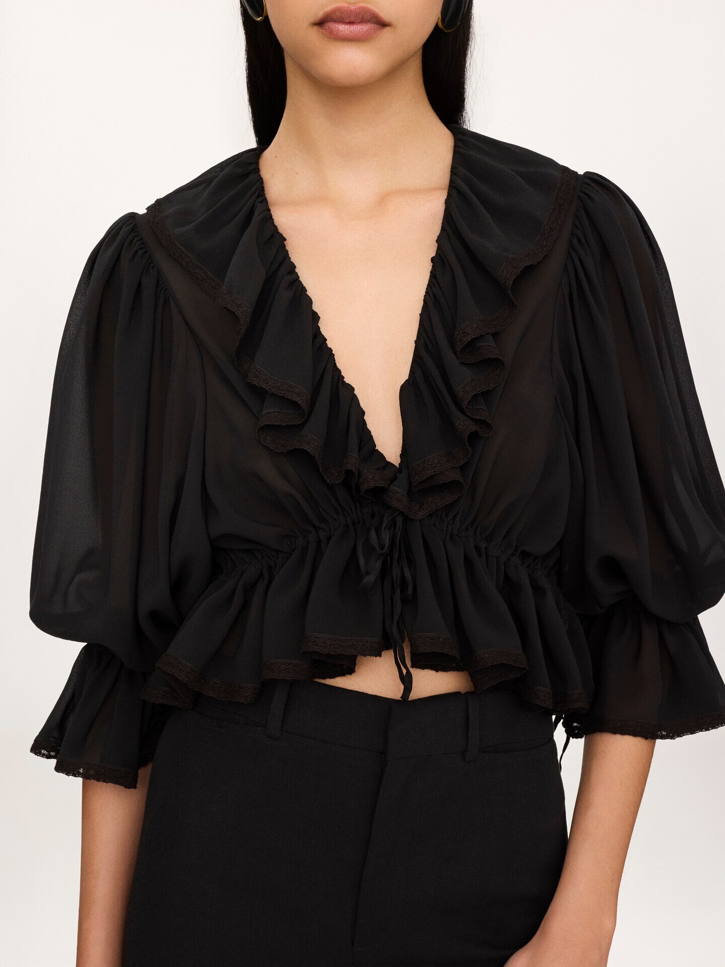 Top cropped con volantes y cuello en&nbsp;V de georgette de seda y encaje - 6