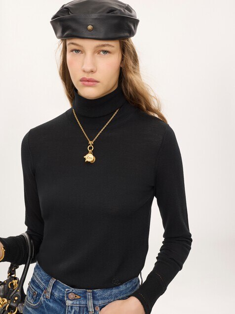 Fitted turtleneck in a wool knit