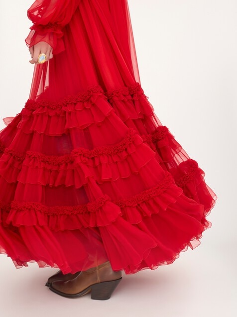 Vestido largo de cuello alto con volantes de muselina de seda