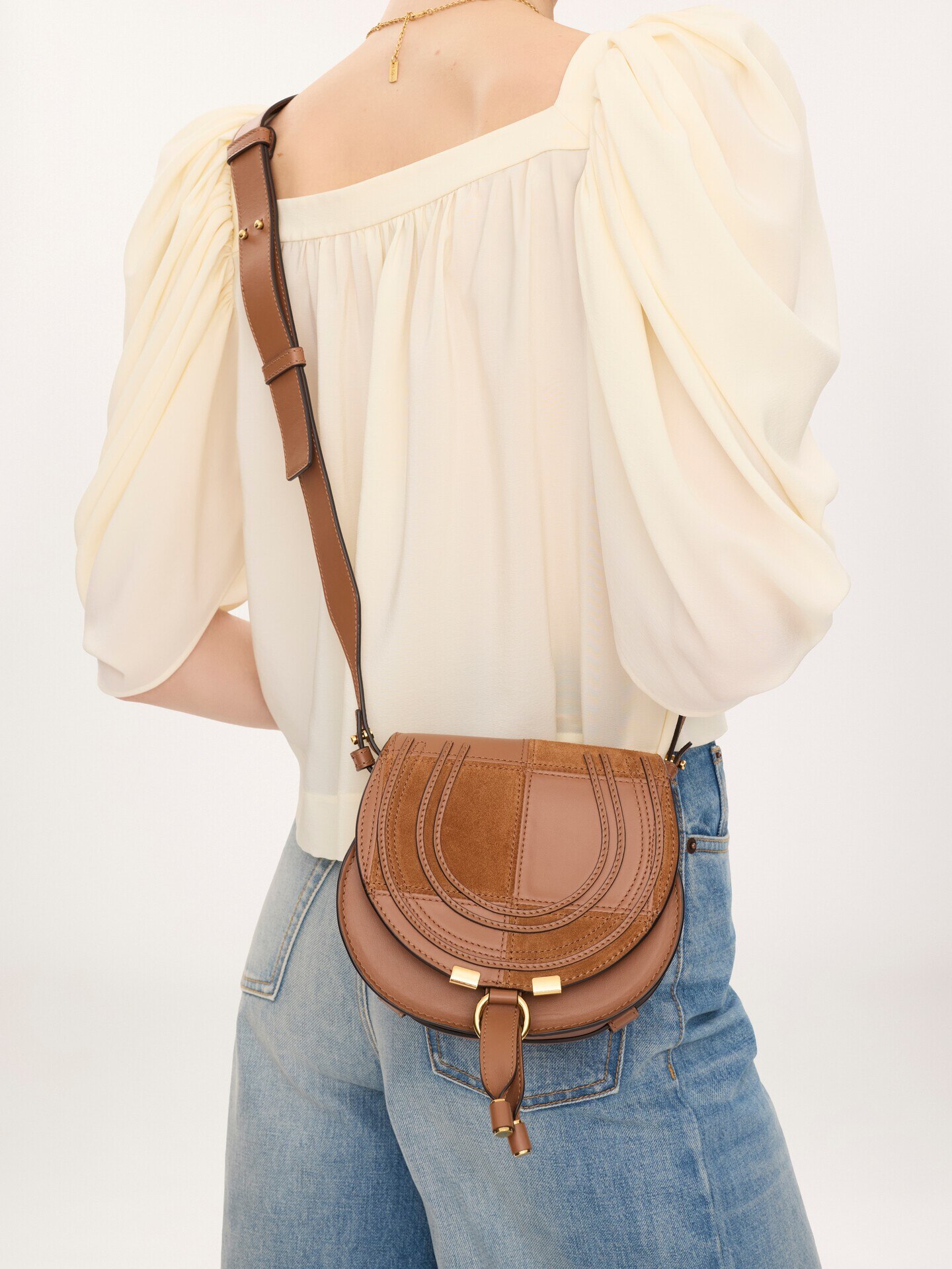 Bolso saddle Marcie peque&ntilde;o de cuero granulado y ante - 3