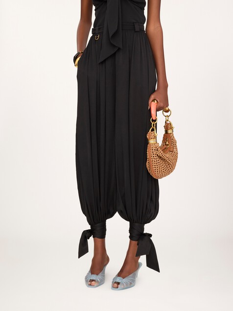 Pantalones fluidos plisados de crep&eacute; de seda china