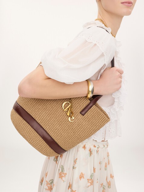 Chlo&eacute; Charms basket bag in natural fibres