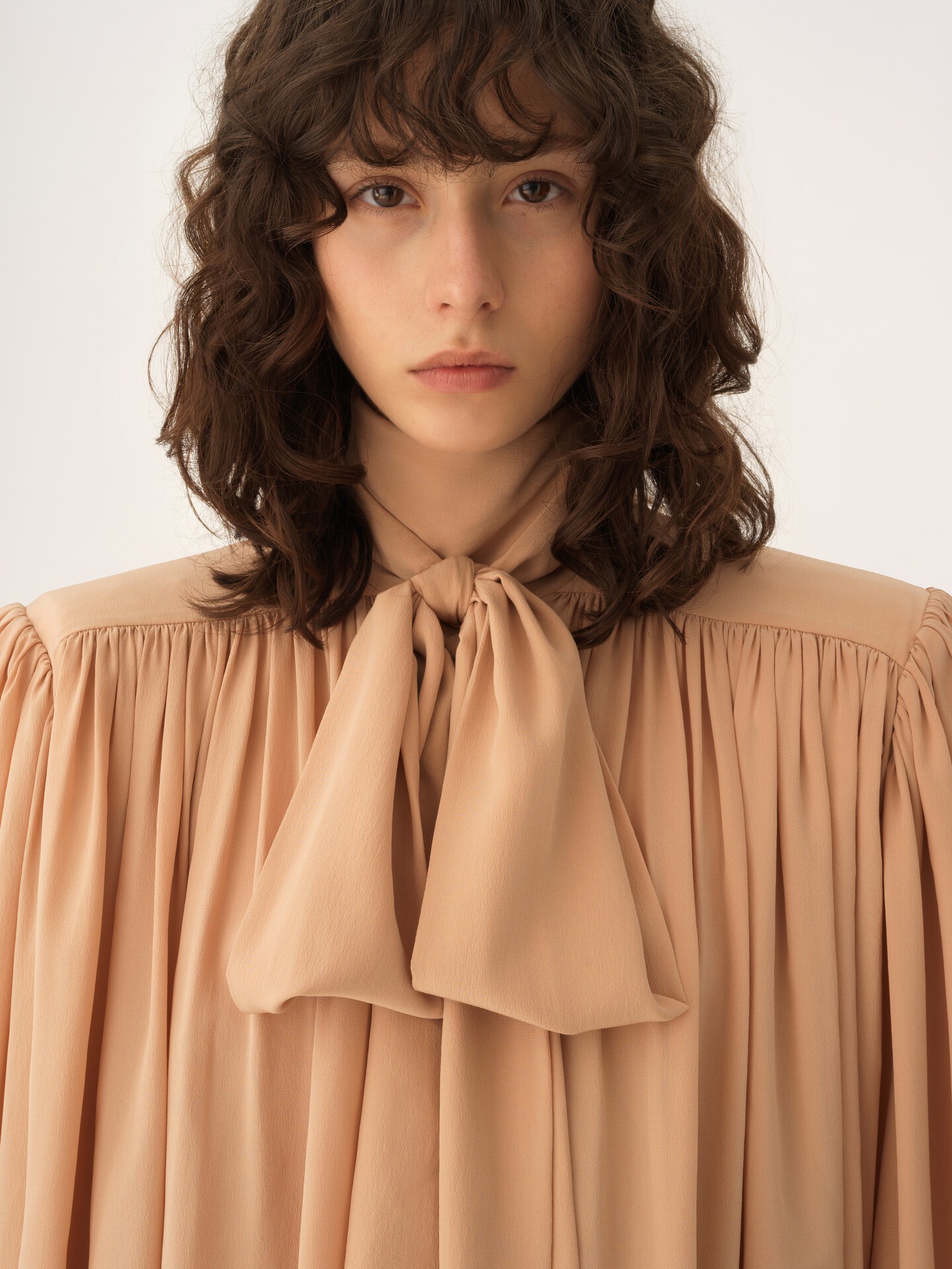 Oversized gathered lavallière blouse in crêpe de chine - 7