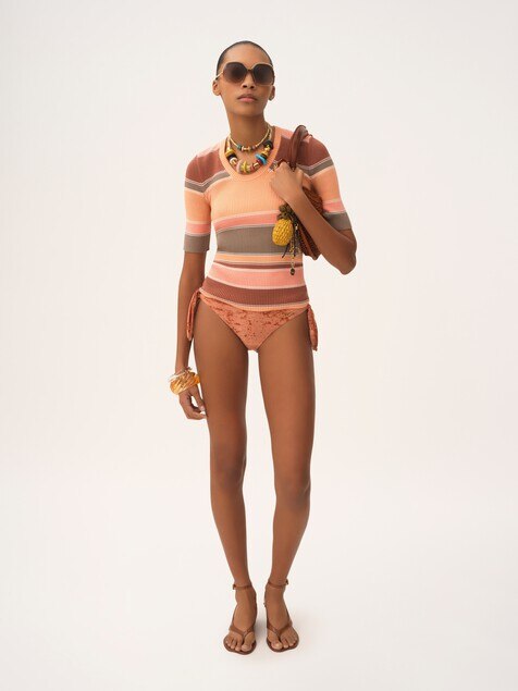 Elbow-sleeve fitted logo top in cotton knit