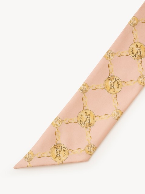 Pa&ntilde;uelo bandeau Chlo&eacute; Horse Medal en twill de seda