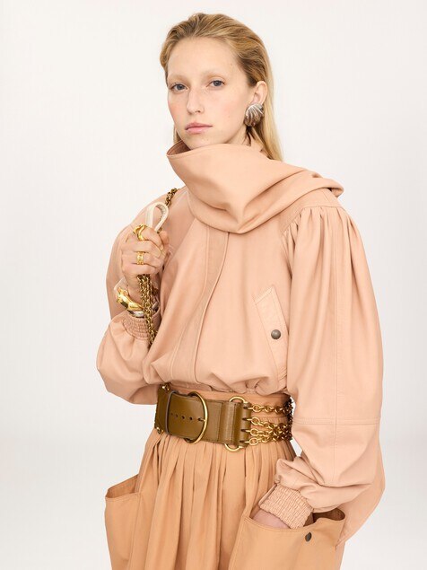 Chaqueta cropped con pa&ntilde;uelo de cuero