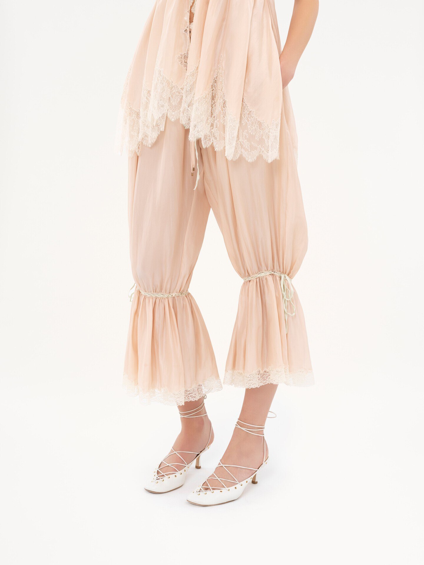 Fluid cropped trousers in washed silk pong&eacute; & lace - 4