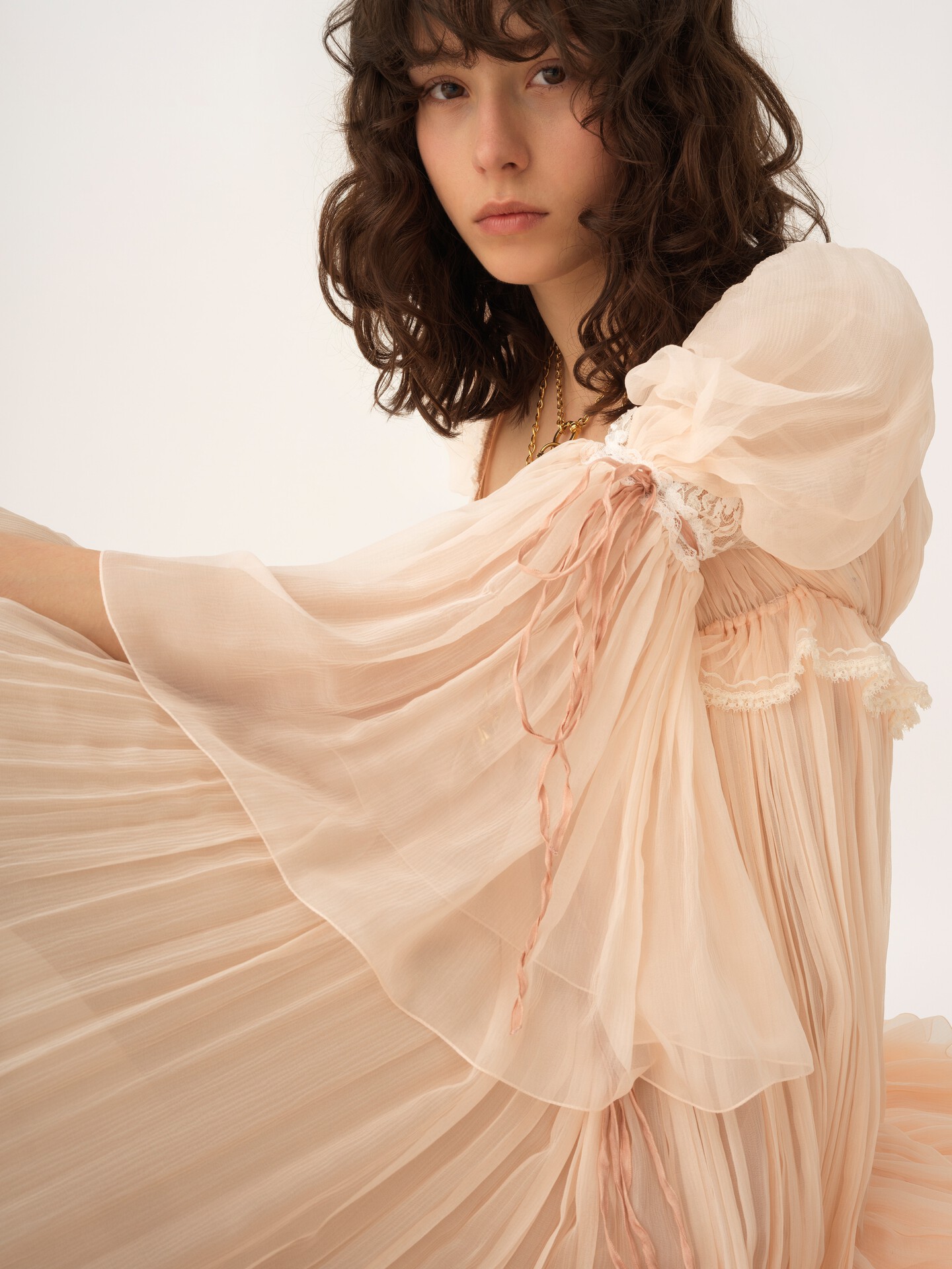 Vestido largo oversize con volantes de muselina de seda y encaje - 5